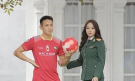 Cầu thủ Sông Lam cầu hôn cô bộ đội bằng... bóng