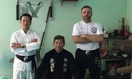 Võ sư chưởng môn Nam Nguyên Khánh (ngồi) tại võ đường ở TPHCM