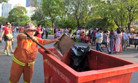 Những người phụ nữ 'quên Tết', lặng lẽ dọn rác đường hoa Nguyễn Huệ