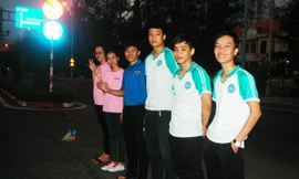 Cảm động tình nguyện viên trắng đêm phục vụ Tiền Phong Marathon 2019