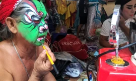 Phía sau 'mặt nạ' tuồng cổ