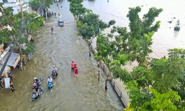 Mưa lớn kết hợp triều cường, đường phố Sài Gòn thành ‘sông’