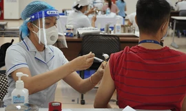 Bản tin 8H: Mẹ khai gian để con qua chốt phong tỏa đi tiêm vắc xin