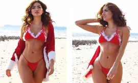 Sao Hollywood diện bikini bé xíu, hóa ‘bà già Noel’ nóng bỏng trên bãi biển
