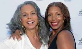 Tìm thấy mẹ ruột sau 50 năm, hóa ra là diễn viên trong bộ phim yêu thích