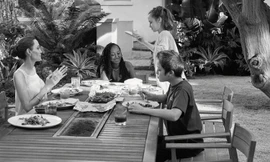 Angelina Jolie chia sẻ ảnh gia đình hiếm hoi trên Vogue Anh, trải lòng về việc làm mẹ