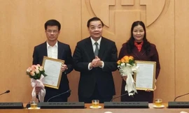 Chủ tịch UBND Hà Nội Chu Ngọc Anh (giữa) chúc mừng 2 nhân sự mới. Ảnh: ANTĐ.