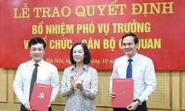 Đồng chí Trương Thị Mai trao quyết định bổ nhiệm cho các cán bộ.