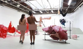 Người trẻ Pháp khỏa thân đi xem kịch, thăm viện bảo tàng