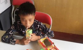 Bản tin 8H: Bé trai đói lả sau 3 ngày đi lạc trong rừng