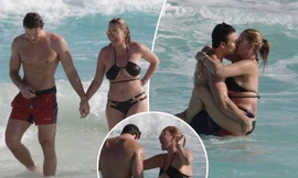 Mải tình tứ với bạn trai kém 17 tuổi, Hoa hậu Mỹ 1995 hớ hênh vòng một trên biển