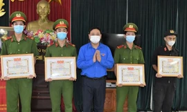 Bản tin 8H: Cứu người, 4 cảnh sát cơ động phải điều trị chống phơi nhiễm HIV/AIDS