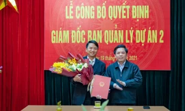 Bộ trưởng Nguyễn Văn Thể trao quyết định bổ nhiệm Giám đốc Ban QLDA 2 cho ông Lê Thắng. Ảnh: BGT