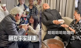 Tranh cãi hình ảnh nhân viên quỳ gối nhận cháo từ tài tử gạo cội Đài Loan