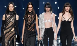 Bella Hadid ‘thả rông’, loạt người mẫu lộ nguyên vòng 1 trên sàn catwalk