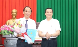 Ông Dương Tấn Hiển - Phó Chủ tịch UBND TP Cần Thơ trao quyết định cho ông Phạm Phú Trường Giang.