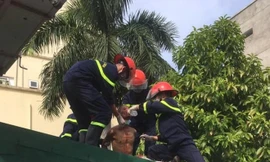 Lực lượng cứu nạn cứu hộ tiếp cận người đàn ông đòi nhảy lầu tự vẫn. Ảnh: PCCC cung cấp