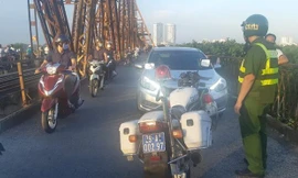 CSGT xử lý hành vi vi phạm của tài xế ô tô. Ảnh: Dân trí