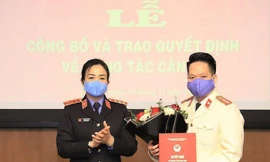 Đồng chí Nguyễn Hải Trâm, Phó Viện trưởng Viện Kiểm sát nhân dân tối cao trao quyết định và chúc mừng đồng chí Đinh Hoàng Quang. Ảnh: Báo Chính phủ