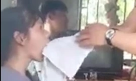 Mạng xã hội xôn xao video "thần y" chữa bệnh bằng cách rút lưỡi. Ảnh cắt từ video