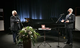 Tổng thống Latvia đích thân chúc mừng sinh nhật tác giả ‘Triệu đóa hồng’