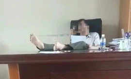 Bản tin 8H: Hạt trưởng kiểm lâm bị tạm đình chỉ vì gác chân lên bàn làm việc