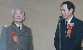 Ông Khảm (phải) trong một lần gặp Đại tướng Võ Nguyên Giáp