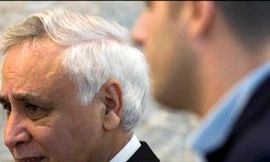 Cựu tổng thống Moshe Katsav rời tòa án tối cao hôm 10-11 Ảnh: Sebastian Scheiner