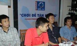Đại diện BTC giải và các đội bóng tham dự Ha Noi Primier League gặp gỡ vào trao đổi về giải đấu