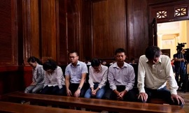 Nguyên Tổng giám đốc Sapharco - Bị cáo Phan Anh Kiệt (phải sang) tại phiên tòa. Ảnh: Tân Châu