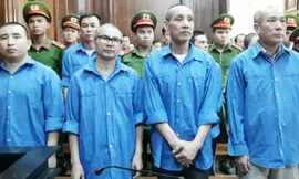 Hiệu (đeo kính) cùng đồng phạm tại tòa hôm nay. Ảnh: VnExpress