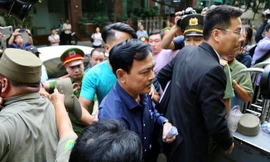 Ông Nguyễn Hữu Linh và Ls Trần Bá Học đến tòa sáng nay 23/8. Ảnh: X.D