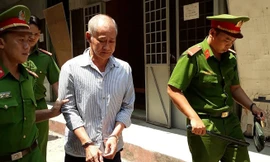 Ông Dương Văn Các rời tòa về trại tạm giam trưa nay. Ảnh: Tân Châu