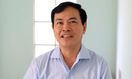 Ông Linh chạy thẳng lên tầng 5 trụ sở toà án. Ảnh: VnExpress