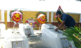 Quây quần mộ gió Trường Sa nơi Nghĩa trang liệt sĩ Đà Nẵng