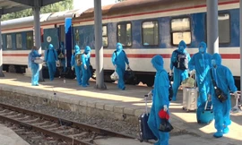 Khách Trung Quốc xuống tàu tại ga Quảng Ngãi ngày 12/6. Ảnh:Đoàn tiếp viên đường sắt HN.