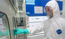 Chiếc máy thở đầu tiên do Vingroup sản xuất đã được chuyển đến Bộ Y tế