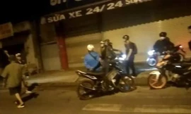 Nhóm người tự xung Cảnh sát hình sự chặn xe người dân. Ảnh: Mạng xã hội