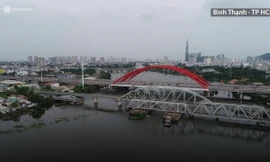 Dùng sà lan tháo dỡ nhịp cầu sắt Bình Lợi