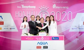 Nghi thức ký kết tài trợ trên sân khấu Họp báo khởi động cuộc thi Hoa hậu Việt Nam 2020