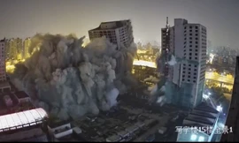 Khoảnh khắc đánh sập 4 tòa cao ốc bỏ hoang 20 năm trong tích tắc