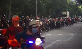 Ngư dân Đà Nẵng xếp hàng ‘xuyên đêm’ chờ lấy mẫu xét nghiệm