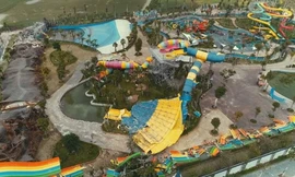 Lực lượng chức năng tiến hành tháo dỡ công trình sai phạm tại Công viên nước Thanh Hà.