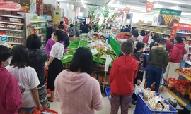 Dân chung cư Hà Nội nháo nhác mua đồ tích trữ phòng dịch Covid-19