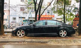 Xe hiệu suất cao Mercedes bỏ hoang trên vỉa hè