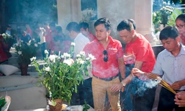 Cán bộ công nhân viên TNG Holdings Vietnam thắp hương tại nghĩa trang liệt sỹ 