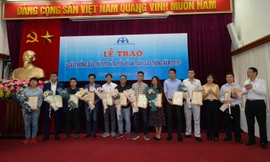 Tác giả Võ Hóa (thứ 2 từ bên trái sang) đại diện nhóm tác giả nhận giải