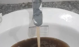 Nước đen kịt chảy ra từ vòi trong căn hộ