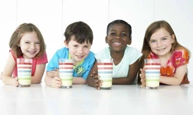 Trẻ em 28 nước thành viên EU đều được sử dụng sữa tươi tại trường học. Ảnh: Change.org