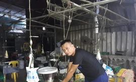 Anh Trần Văn Trãi, một hộ sản xuất hương ở xã Phú Túc (huyện Phú Xuyên, Hà Nội) phải tạm dừng sản xuất do không xuất được hàng sang Ấn Độ